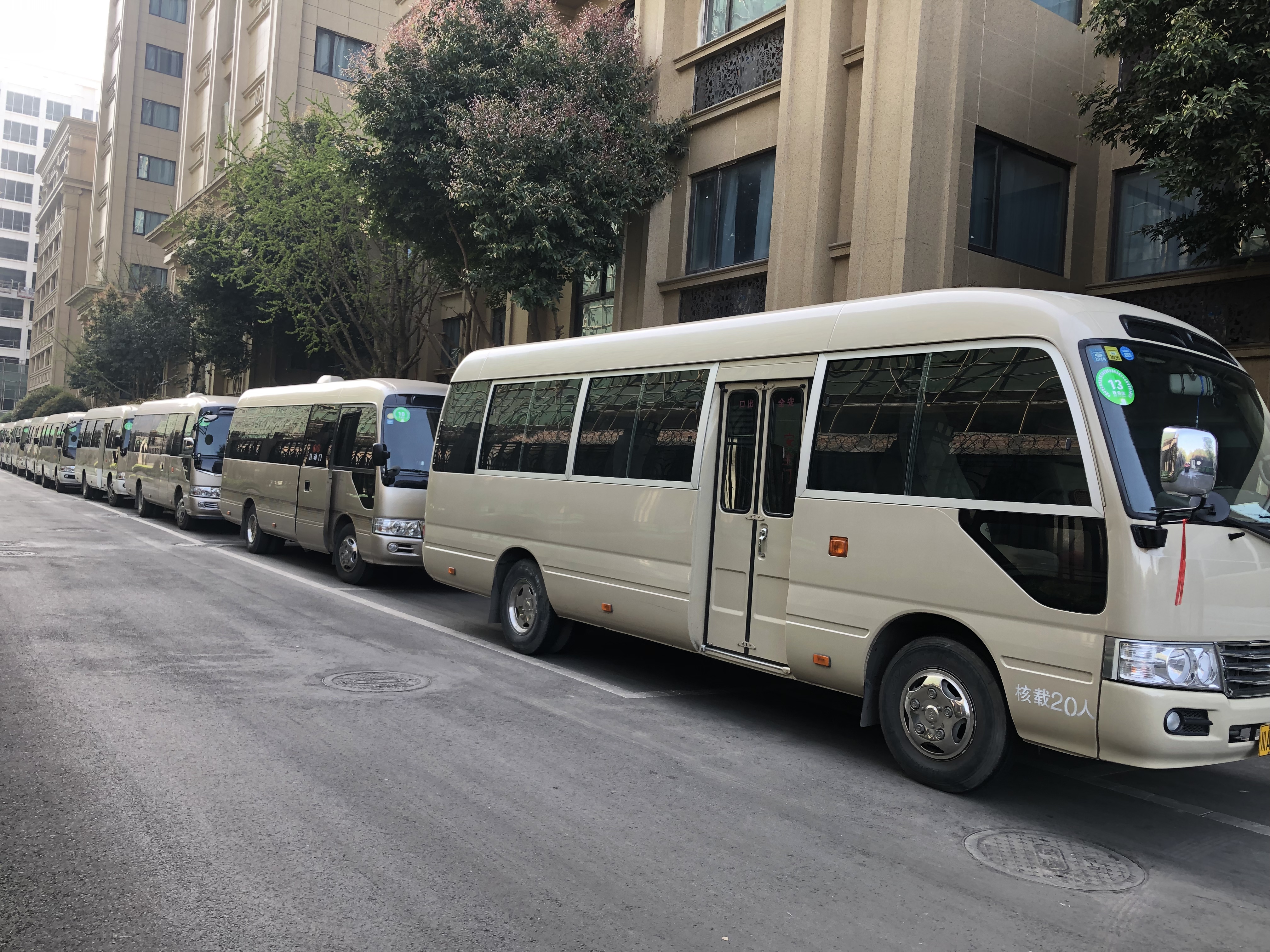 成都包車商務車帶司機市區(qū)旅游接送一天大概多少錢
